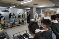 6年生修学旅行もみじ饅頭手焼き体験の様子