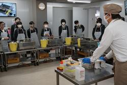 6年生修学旅行もみじ饅頭手焼き体験の様子