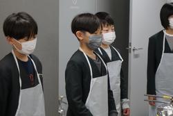 6年生修学旅行もみじ饅頭手焼き体験の様子