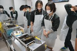 6年生修学旅行もみじ饅頭手焼き体験の様子