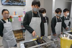 6年生修学旅行もみじ饅頭手焼き体験の様子