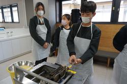 6年生修学旅行もみじ饅頭手焼き体験の様子