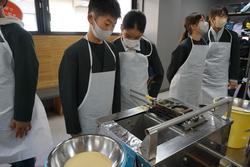 6年生修学旅行もみじ饅頭手焼き体験の様子