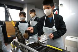 6年生修学旅行もみじ饅頭手焼き体験の様子