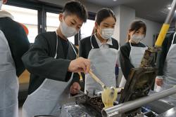 6年生修学旅行もみじ饅頭手焼き体験の様子