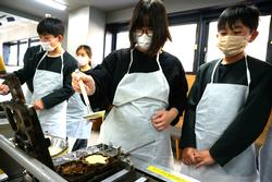 6年生修学旅行もみじ饅頭手焼き体験の様子