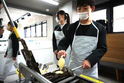 6年生修学旅行もみじ饅頭手焼き体験の様子