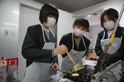 6年生修学旅行もみじ饅頭手焼き体験の様子