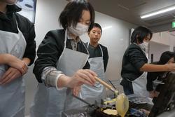 6年生修学旅行もみじ饅頭手焼き体験の様子
