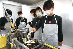 6年生修学旅行もみじ饅頭手焼き体験の様子