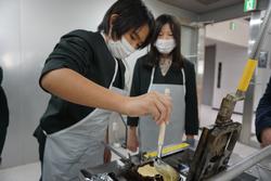 6年生修学旅行もみじ饅頭手焼き体験の様子