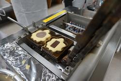 6年生修学旅行もみじ饅頭手焼き体験の様子