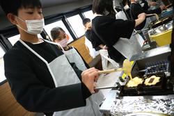 6年生修学旅行もみじ饅頭手焼き体験の様子