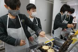 6年生修学旅行もみじ饅頭手焼き体験の様子