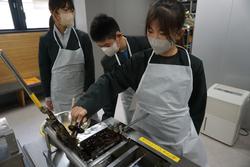 6年生修学旅行もみじ饅頭手焼き体験の様子