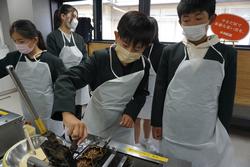 6年生修学旅行もみじ饅頭手焼き体験の様子