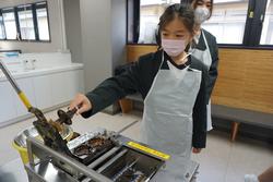 6年生修学旅行もみじ饅頭手焼き体験の様子