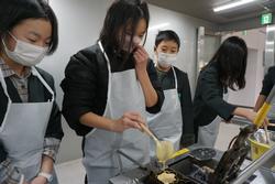 6年生修学旅行もみじ饅頭手焼き体験の様子