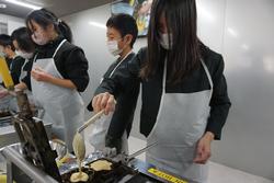 6年生修学旅行もみじ饅頭手焼き体験の様子
