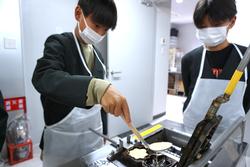 6年生修学旅行もみじ饅頭手焼き体験の様子