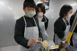6年生修学旅行もみじ饅頭手焼き体験の様子
