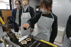 6年生修学旅行もみじ饅頭手焼き体験の様子