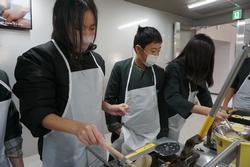 6年生修学旅行もみじ饅頭手焼き体験の様子