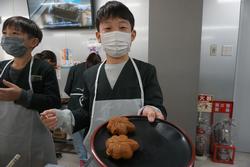 6年生修学旅行もみじ饅頭手焼き体験の様子