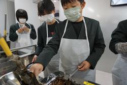 6年生修学旅行もみじ饅頭手焼き体験の様子