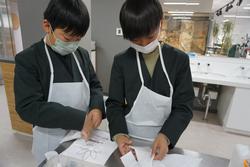 6年生修学旅行もみじ饅頭手焼き体験の様子