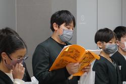 6年生修学旅行もみじ饅頭手焼き体験の様子