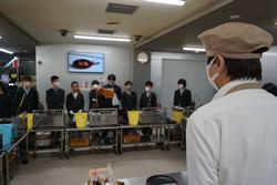 6年生修学旅行もみじ饅頭手焼き体験の様子