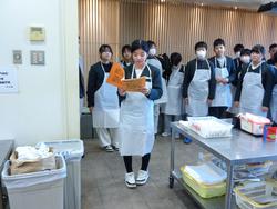 6年生修学旅行もみじ饅頭手焼き体験の様子