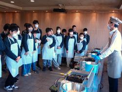 6年生修学旅行もみじ饅頭手焼き体験の様子