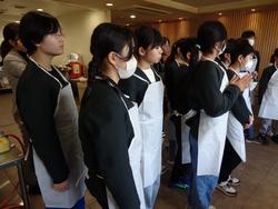 6年生修学旅行もみじ饅頭手焼き体験の様子