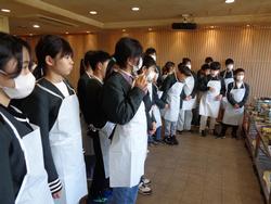 6年生修学旅行もみじ饅頭手焼き体験の様子