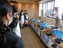 6年生修学旅行もみじ饅頭手焼き体験の様子