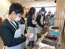 6年生修学旅行もみじ饅頭手焼き体験の様子