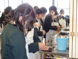 6年生修学旅行もみじ饅頭手焼き体験の様子