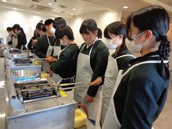 6年生修学旅行もみじ饅頭手焼き体験の様子