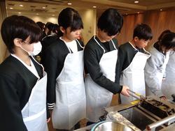 6年生修学旅行もみじ饅頭手焼き体験の様子