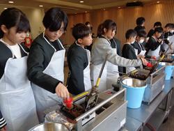 6年生修学旅行もみじ饅頭手焼き体験の様子
