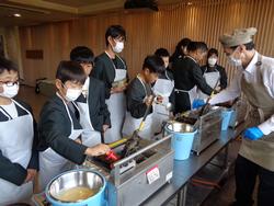 6年生修学旅行もみじ饅頭手焼き体験の様子