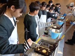 6年生修学旅行もみじ饅頭手焼き体験の様子