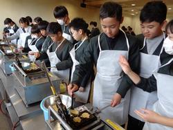 6年生修学旅行もみじ饅頭手焼き体験の様子