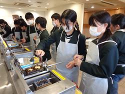 6年生修学旅行もみじ饅頭手焼き体験の様子