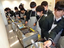 6年生修学旅行もみじ饅頭手焼き体験の様子