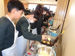 6年生修学旅行もみじ饅頭手焼き体験の様子