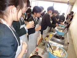 6年生修学旅行もみじ饅頭手焼き体験の様子