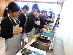 6年生修学旅行もみじ饅頭手焼き体験の様子